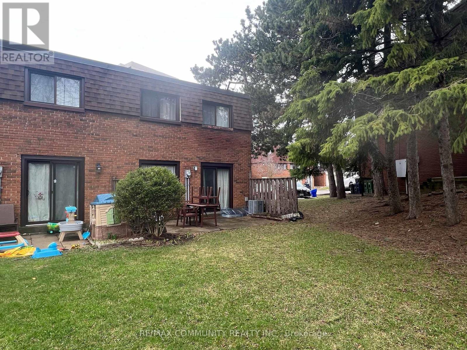 284 SPRUCEWOOD COURT - 18