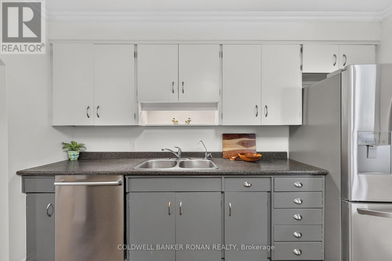 4 RICHMOND STREET E - 10