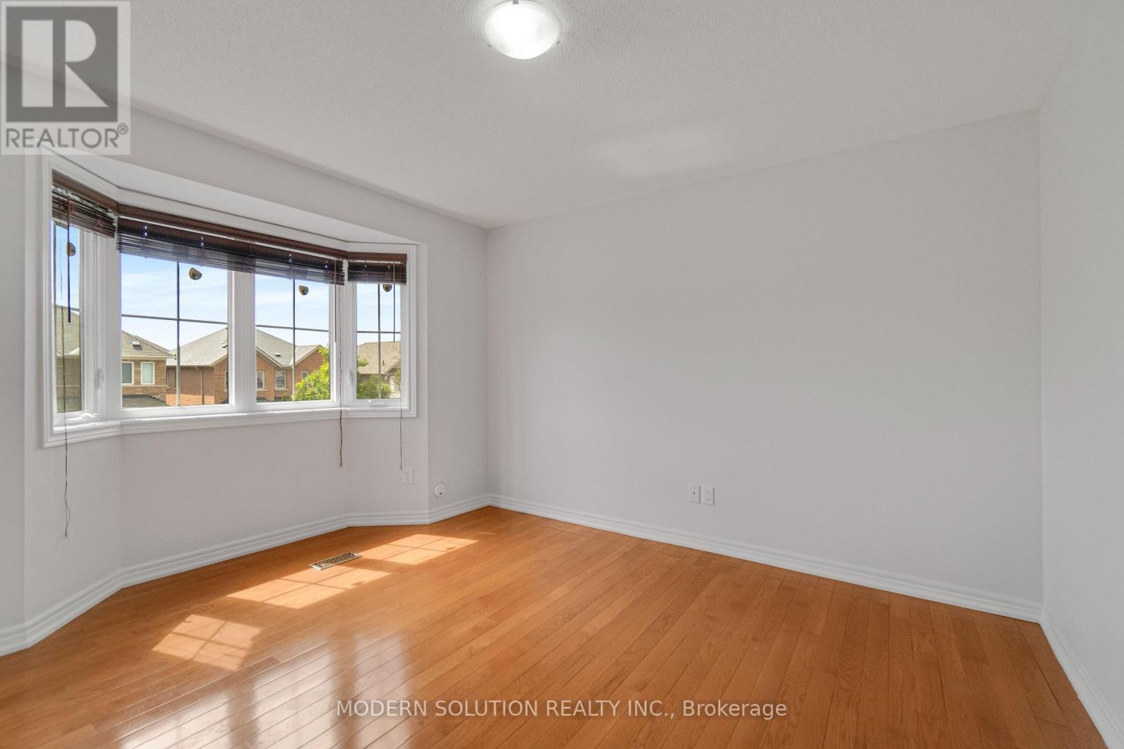 4 OVERHOLD CRESCENT - Image 32