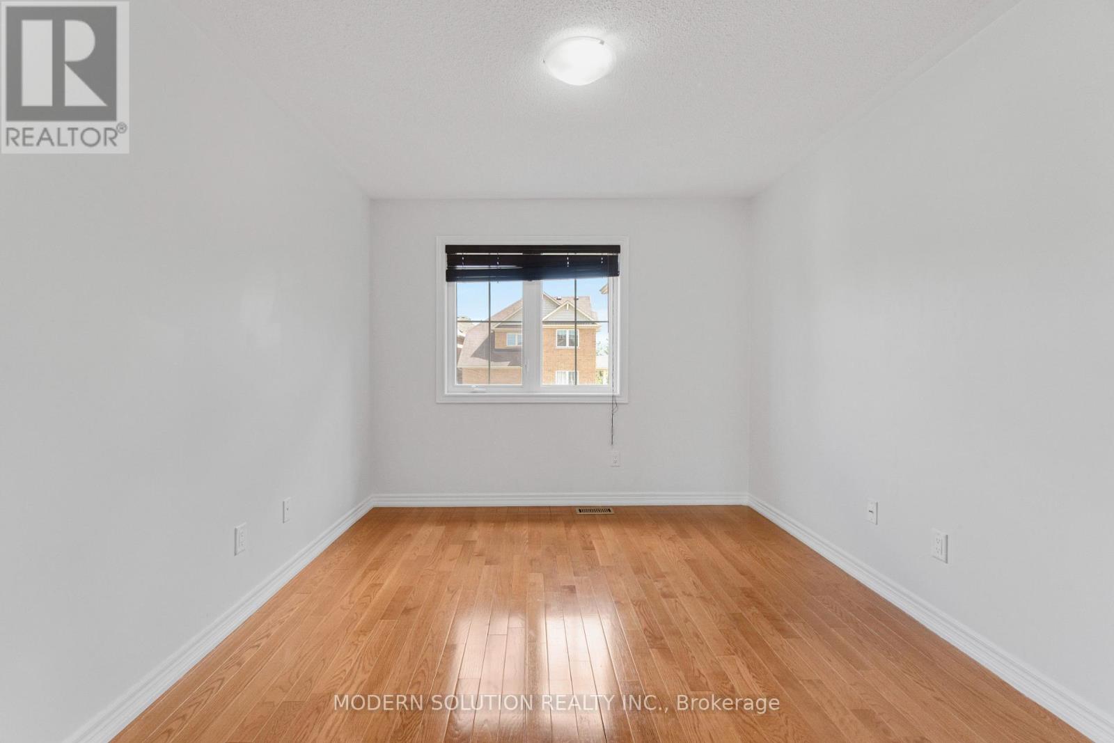 4 OVERHOLD CRESCENT - Image 36