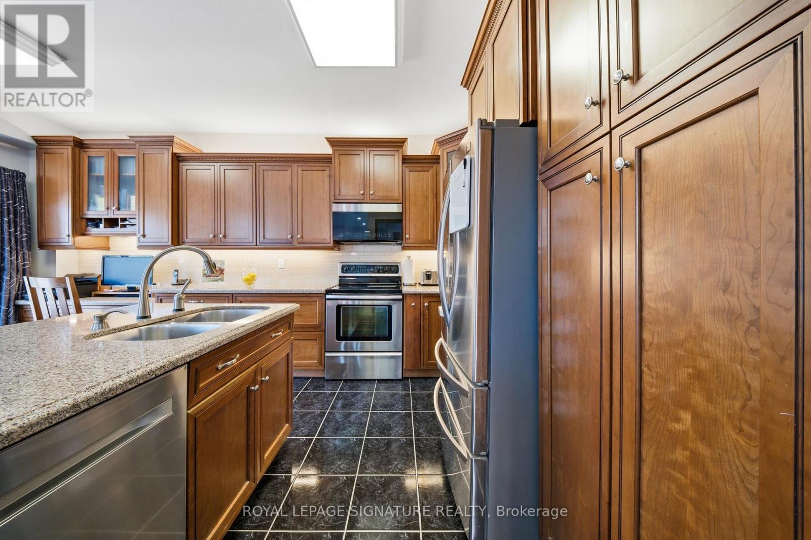79 TWIN WILLOW CRESCENT E - 12