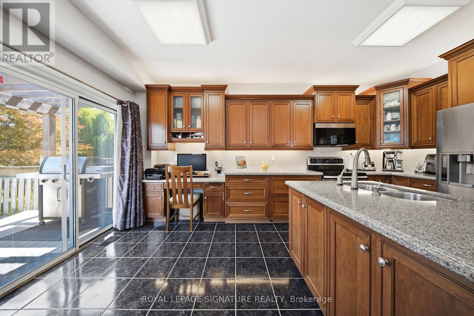 79 TWIN WILLOW CRESCENT E - 13
