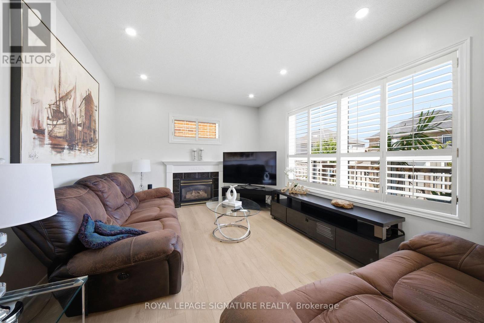 79 TWIN WILLOW CRESCENT E - 17