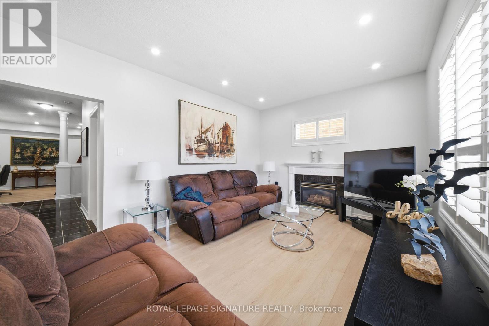 79 TWIN WILLOW CRESCENT E - 18