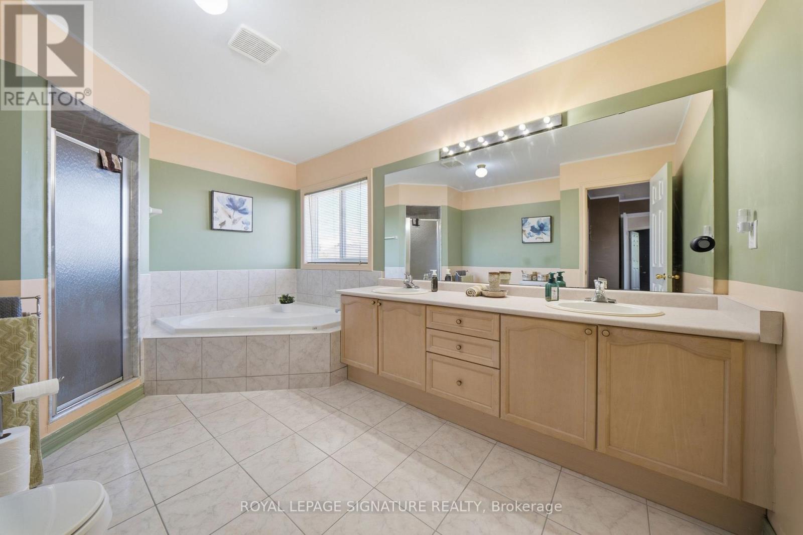 79 TWIN WILLOW CRESCENT E - 23