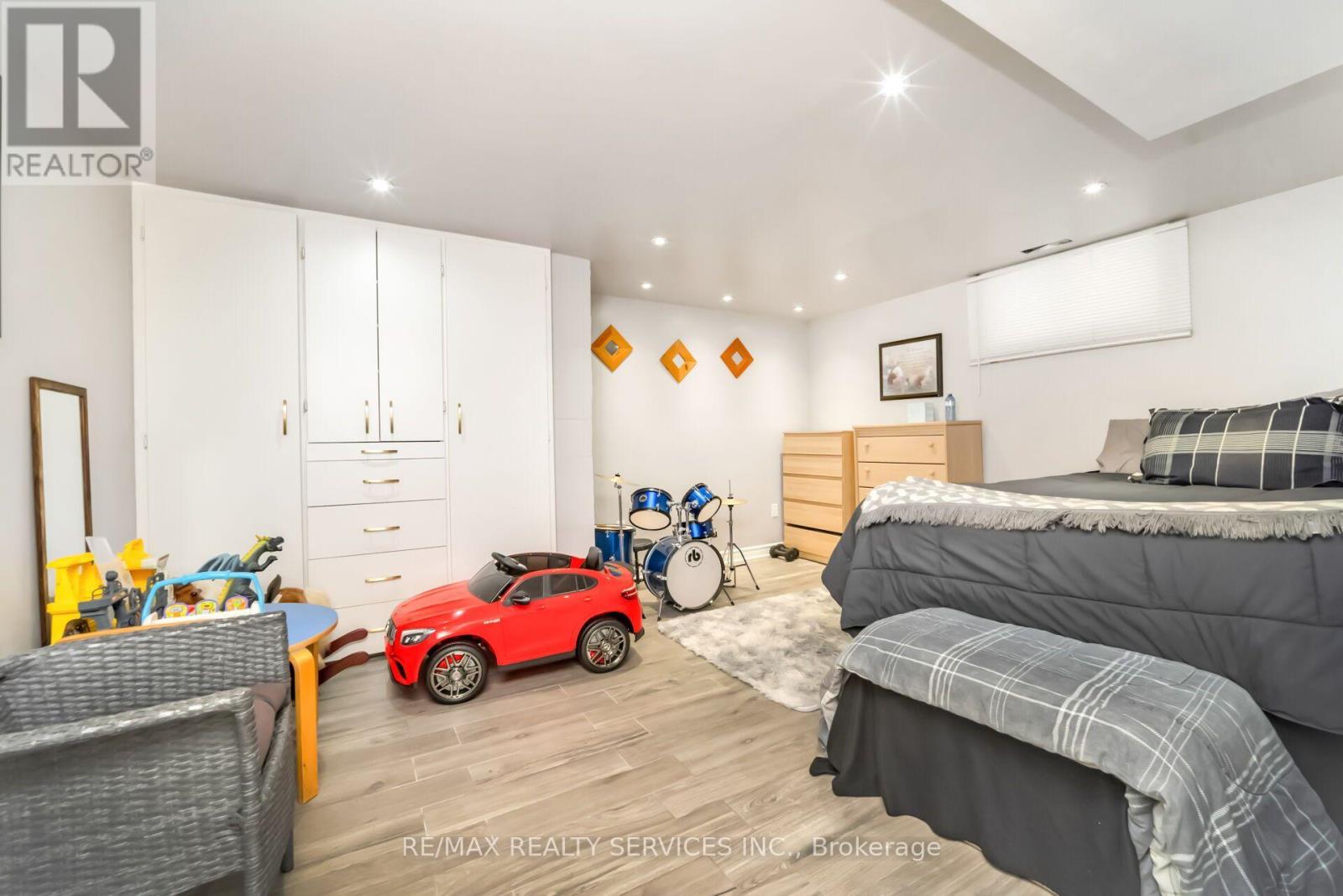 3287 MICHAUD AVENUE - 27