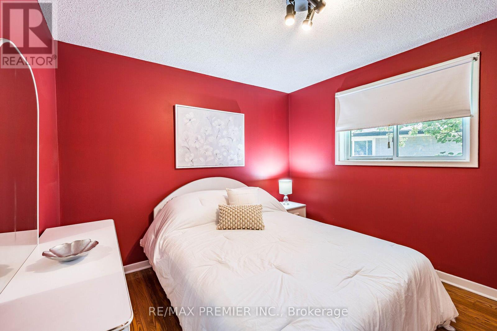 5 VALOIS COURT - 13