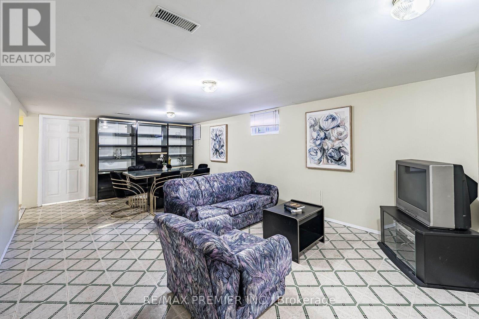 5 VALOIS COURT - 16