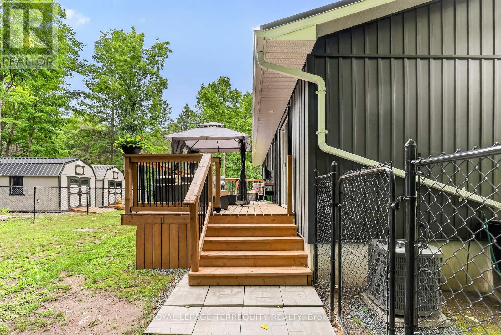 219 STATION ROAD - Image 32