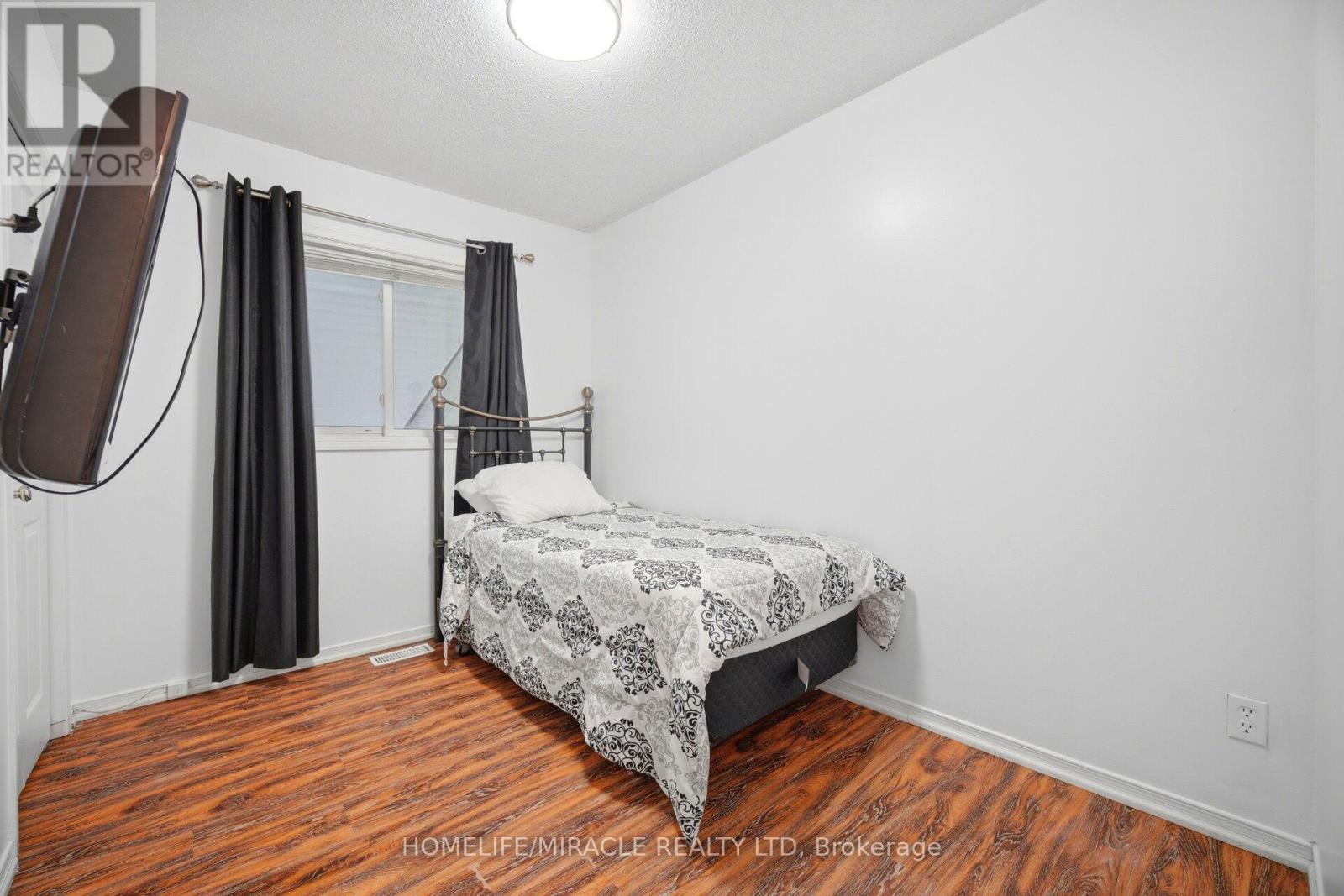 196 FIRST ST LOUTH - 25