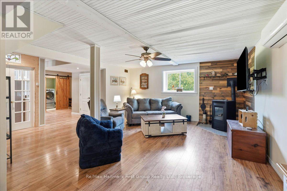 1233 LAZIER ROAD - Image 32