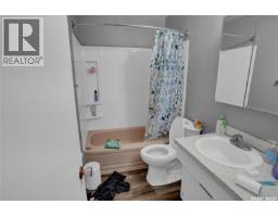 Kitchen/Dining room - 913-915 Hochelaga Street W, Moose Jaw, SK S6H2H7 Photo 12