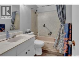 913-915 Hochelaga Street W, Moose Jaw, SK S6H2H7 Photo 38