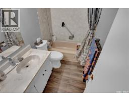 913-915 Hochelaga Street W, Moose Jaw, SK S6H2H7 Photo 39