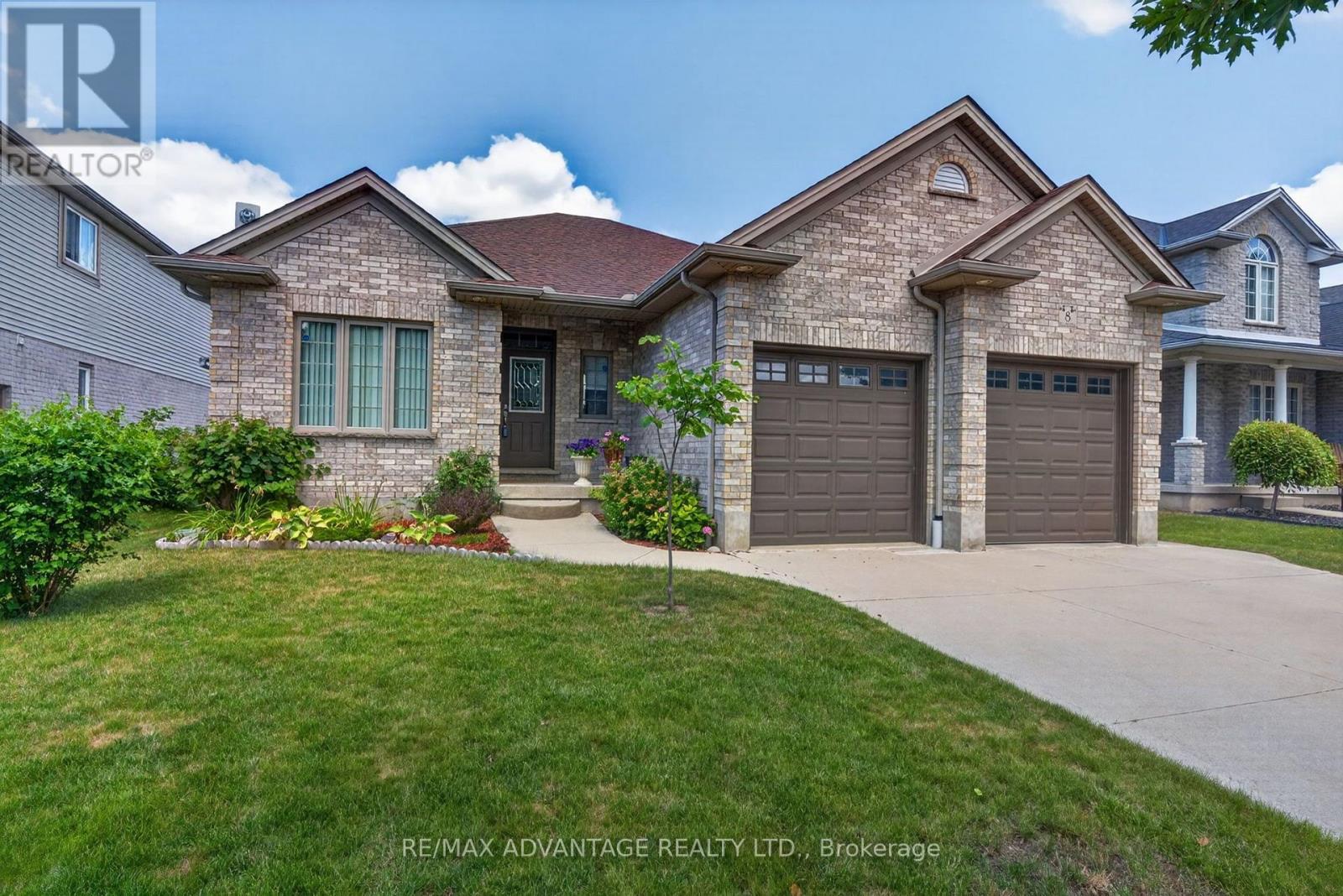 8 WILLARD CRESCENT - 1