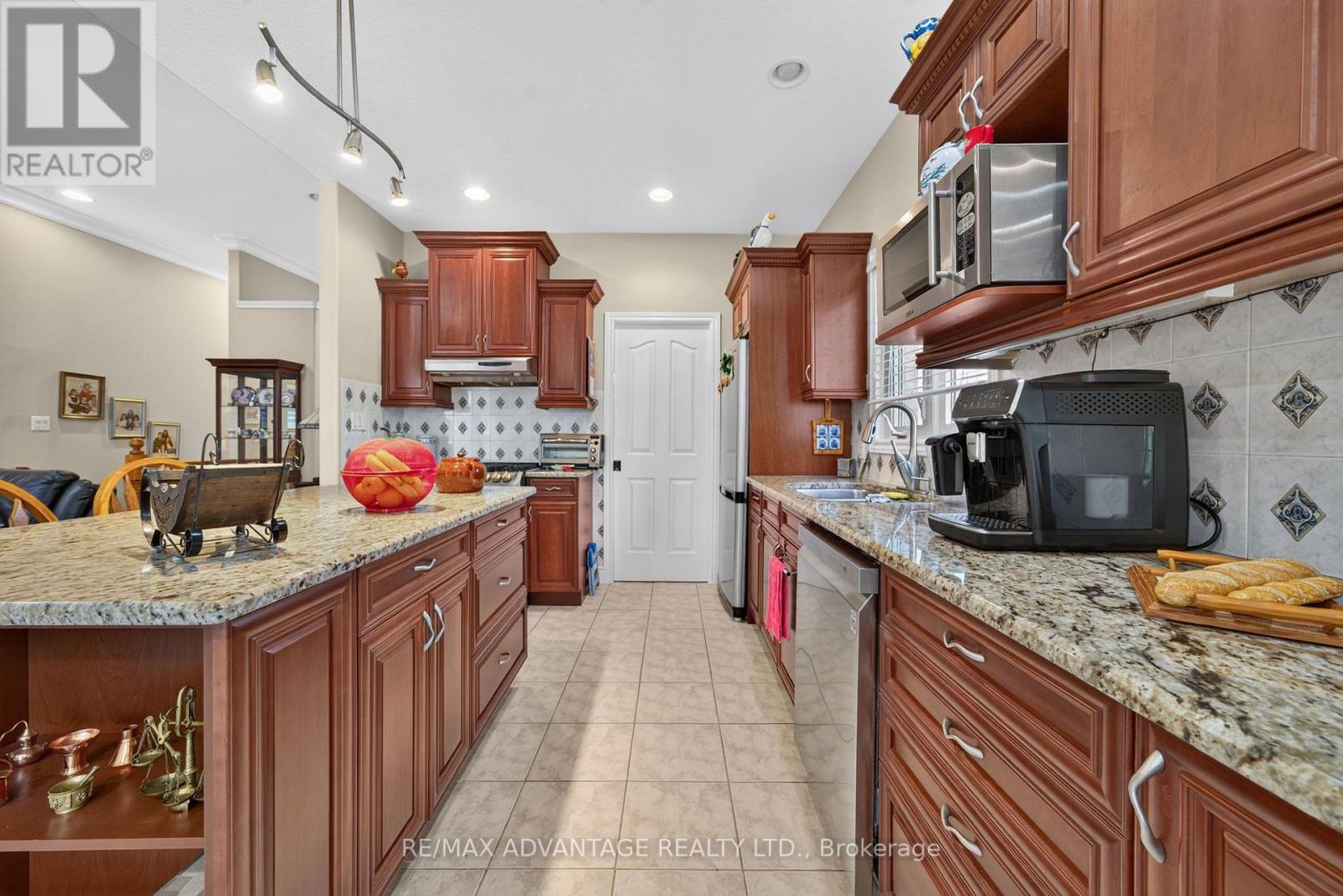 8 WILLARD CRESCENT - 12
