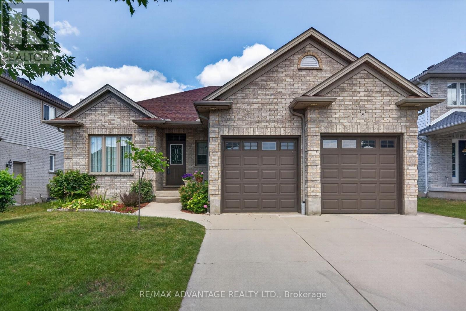 8 WILLARD CRESCENT - 2