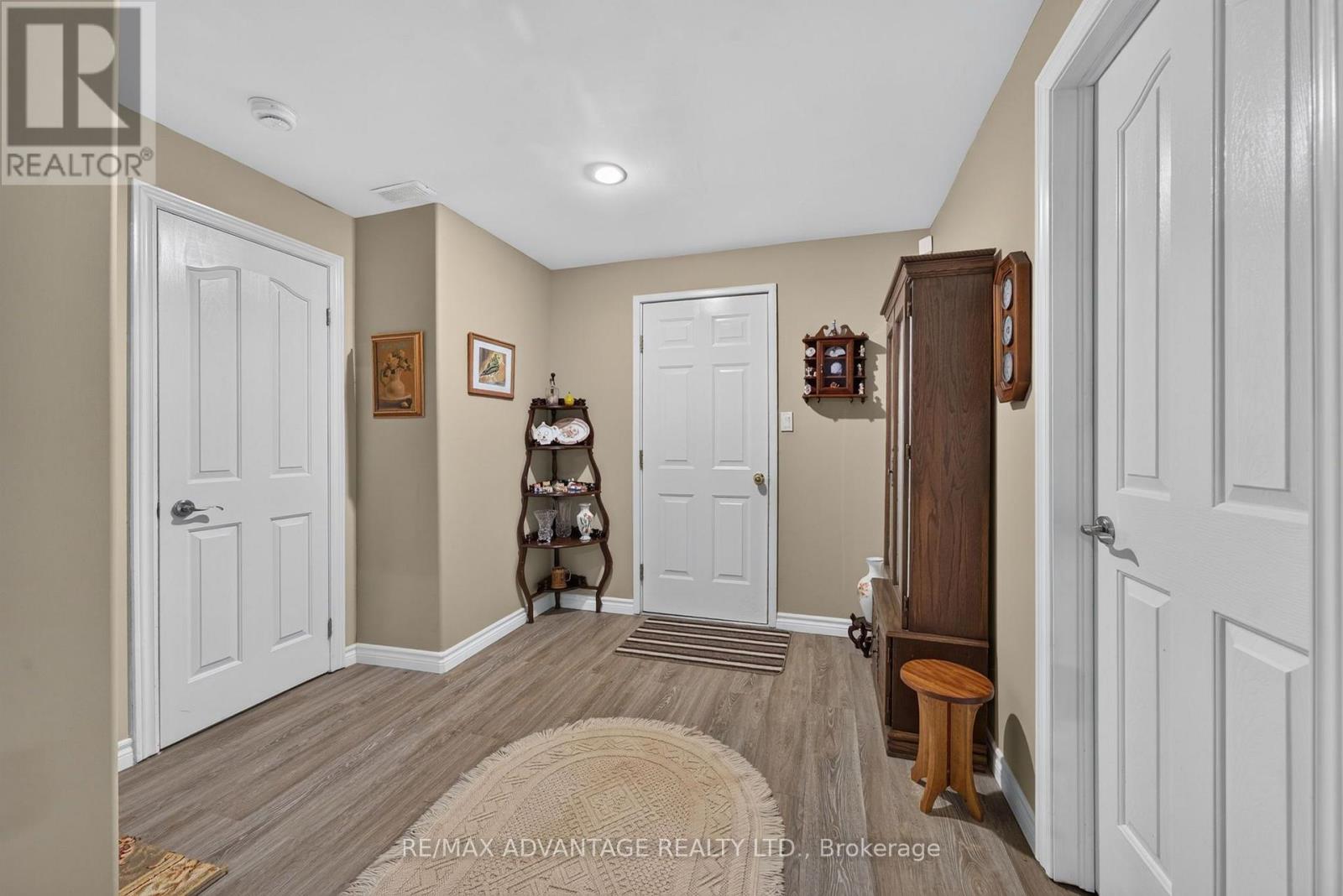 8 WILLARD CRESCENT - 22