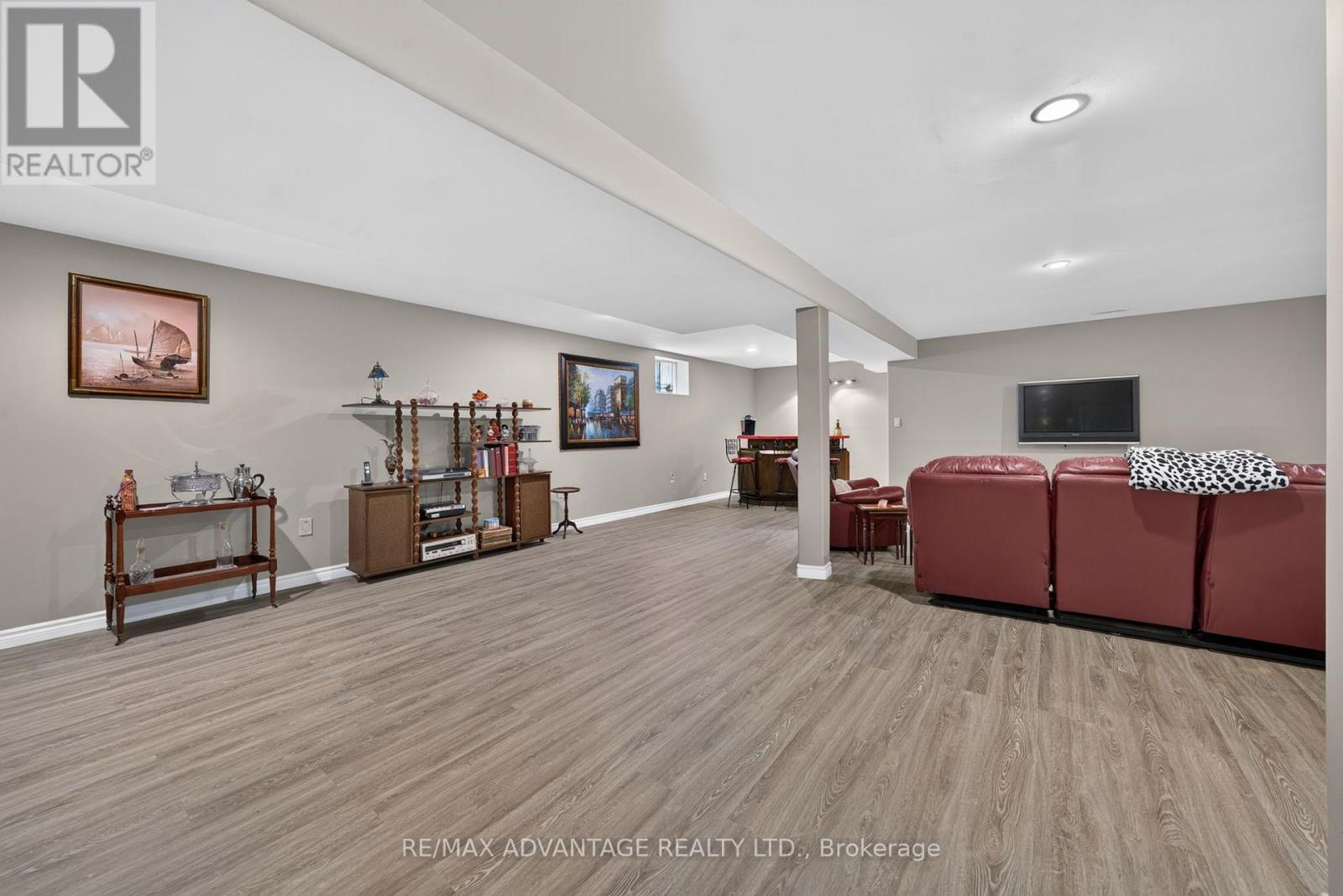 8 WILLARD CRESCENT - 23