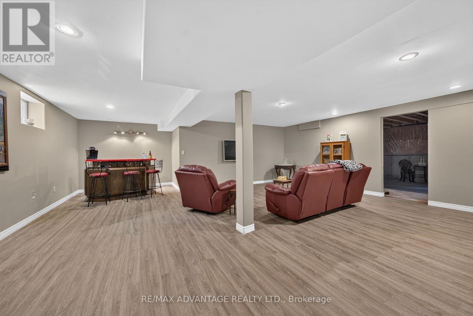 8 WILLARD CRESCENT - 24