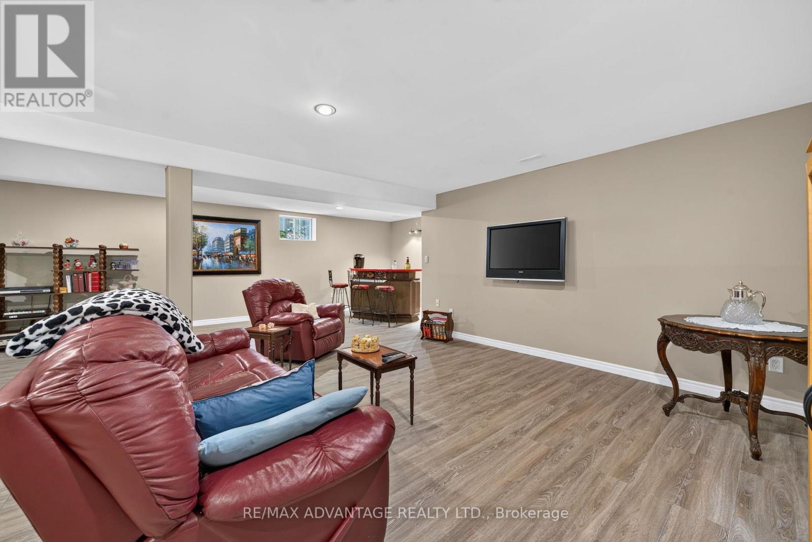 8 WILLARD CRESCENT - 25