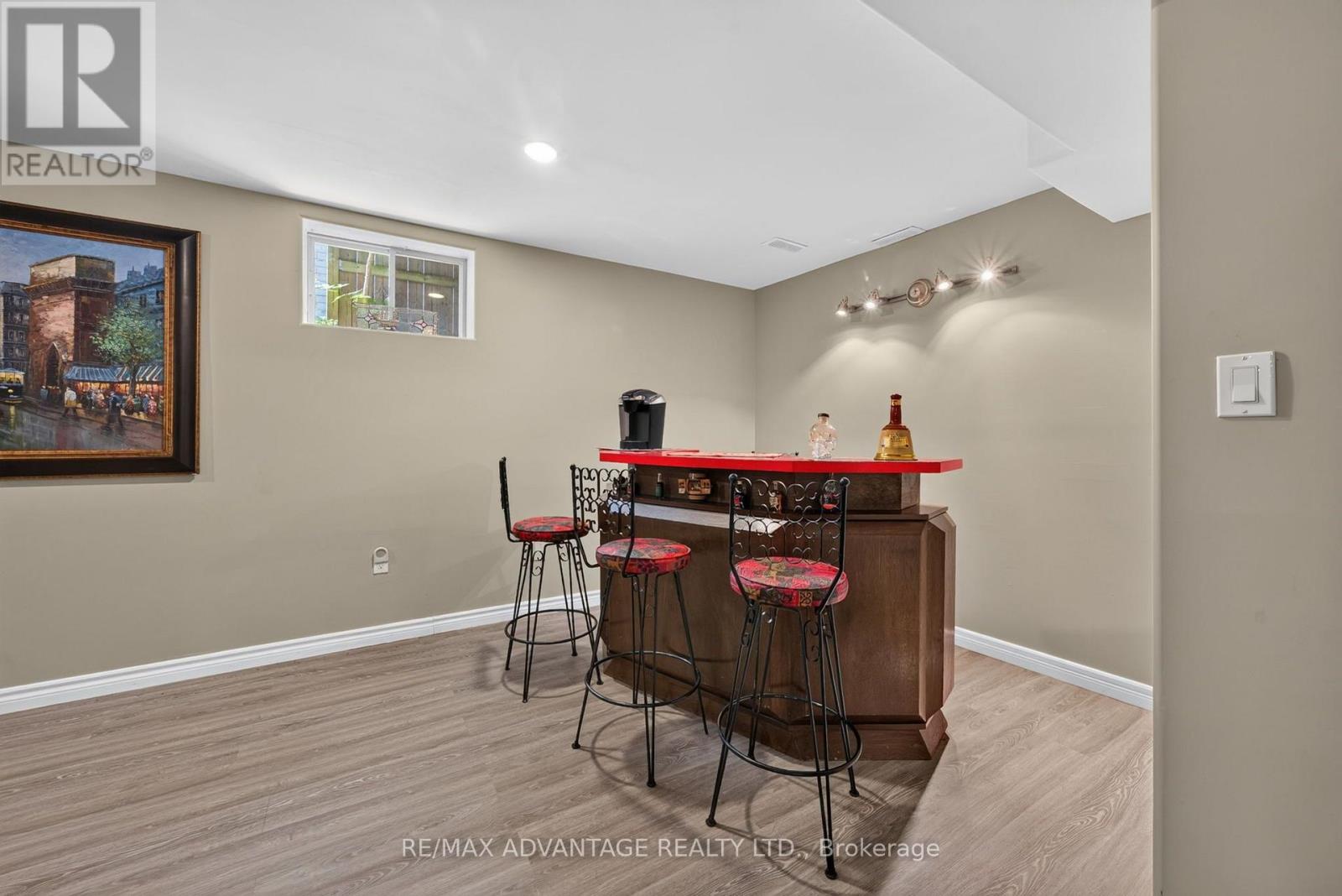 8 WILLARD CRESCENT - 26