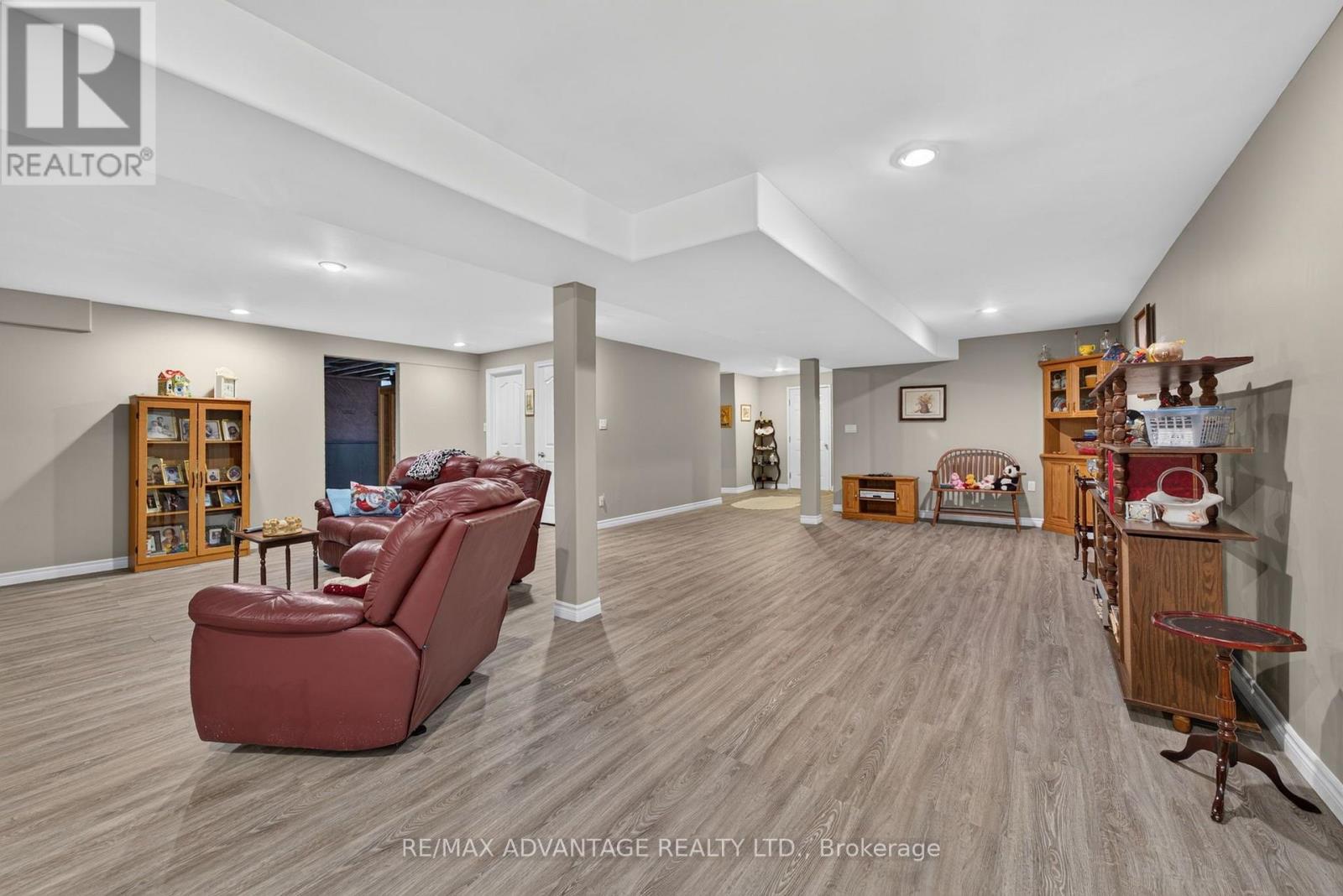 8 WILLARD CRESCENT - 27