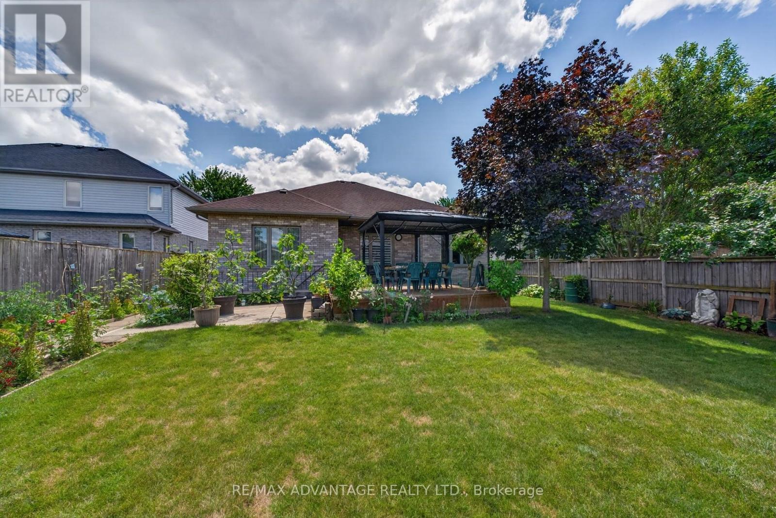 8 WILLARD CRESCENT - 32