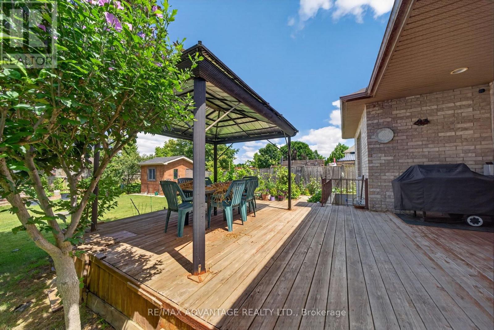 8 WILLARD CRESCENT - 35