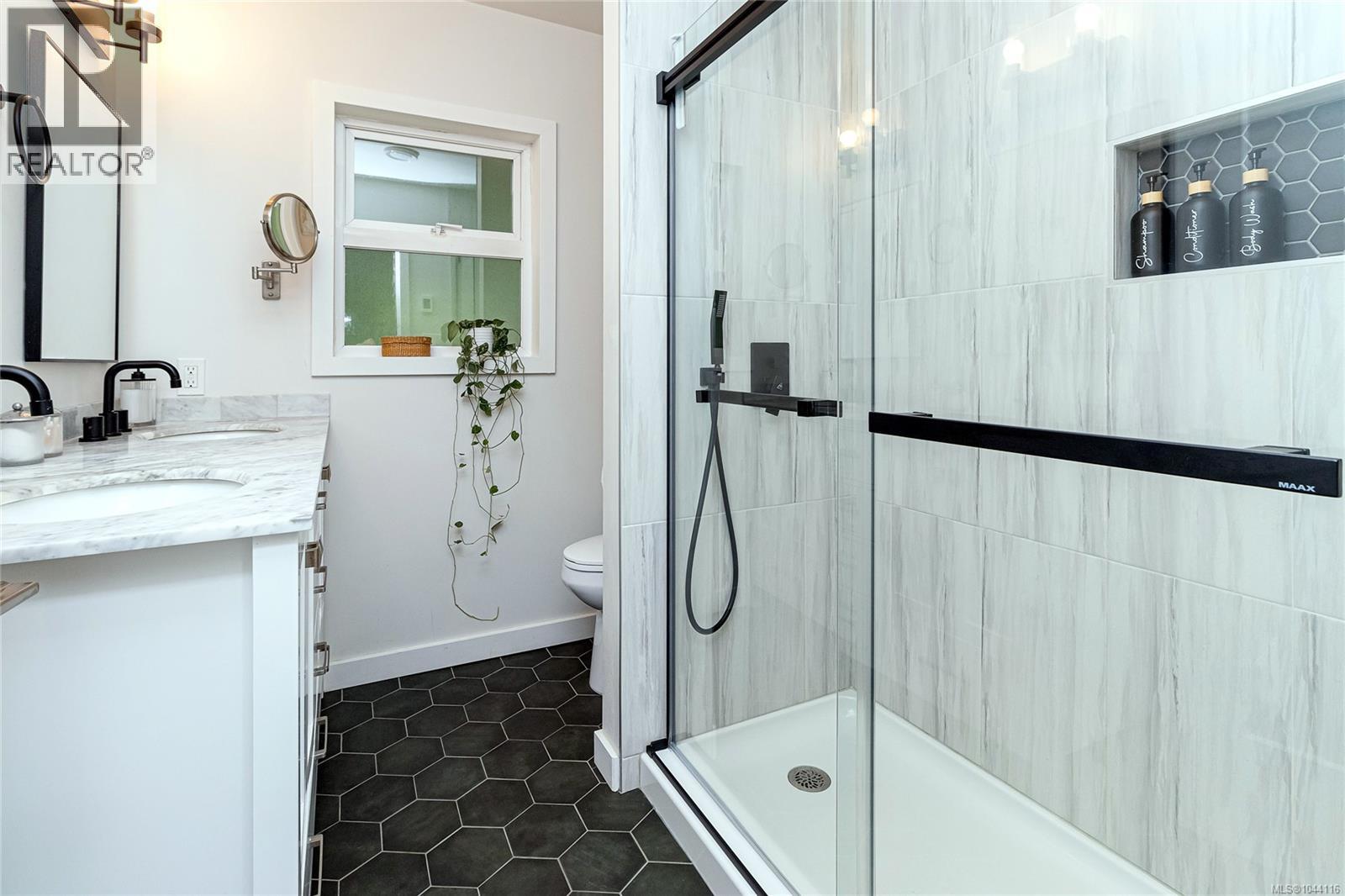  5143 Santa Clara Avenue, Saanich