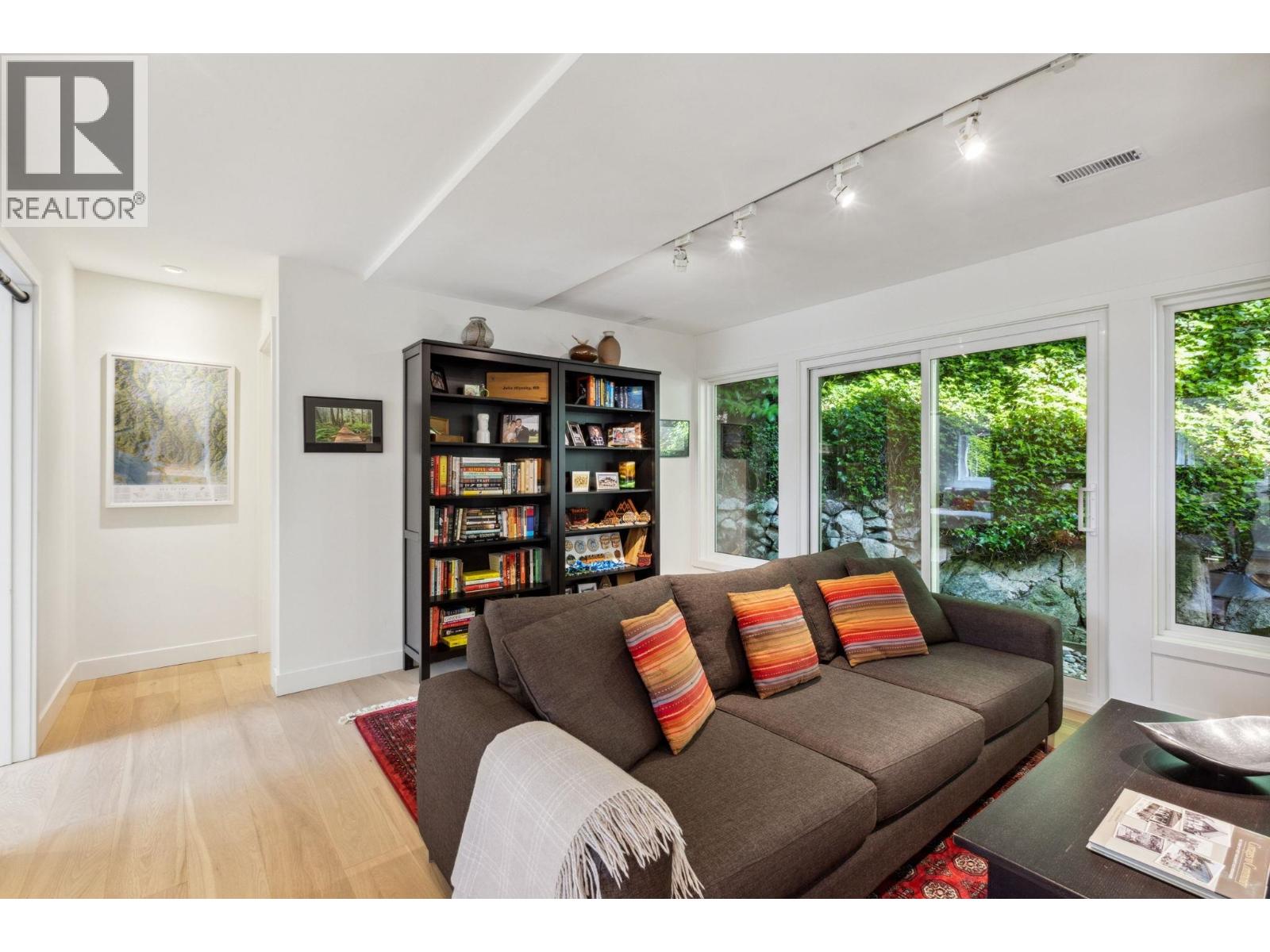 5766 CRANLEY DRIVE, West Vancouver