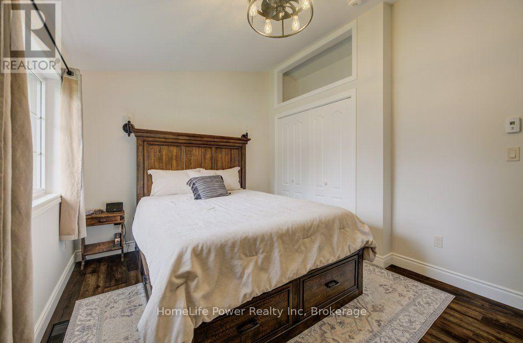 1077 QUEEN STREET - 12
