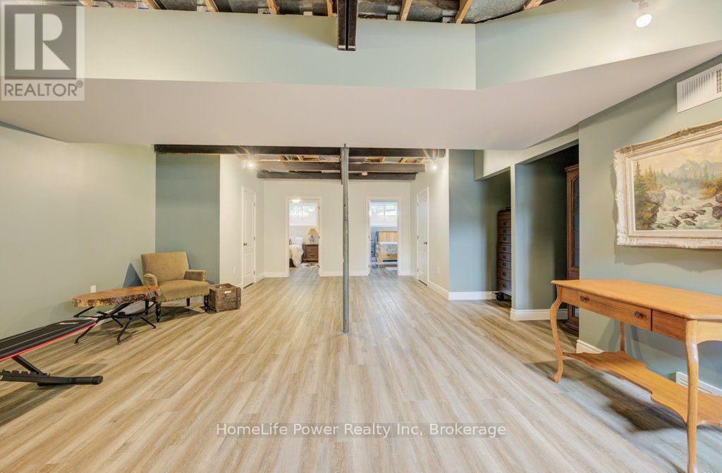 1077 QUEEN STREET - 18