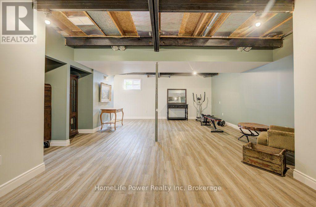 1077 QUEEN STREET - 19