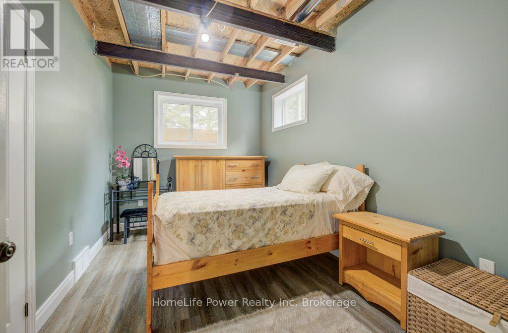 1077 QUEEN STREET - 21