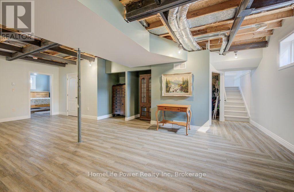 1077 QUEEN STREET - 23