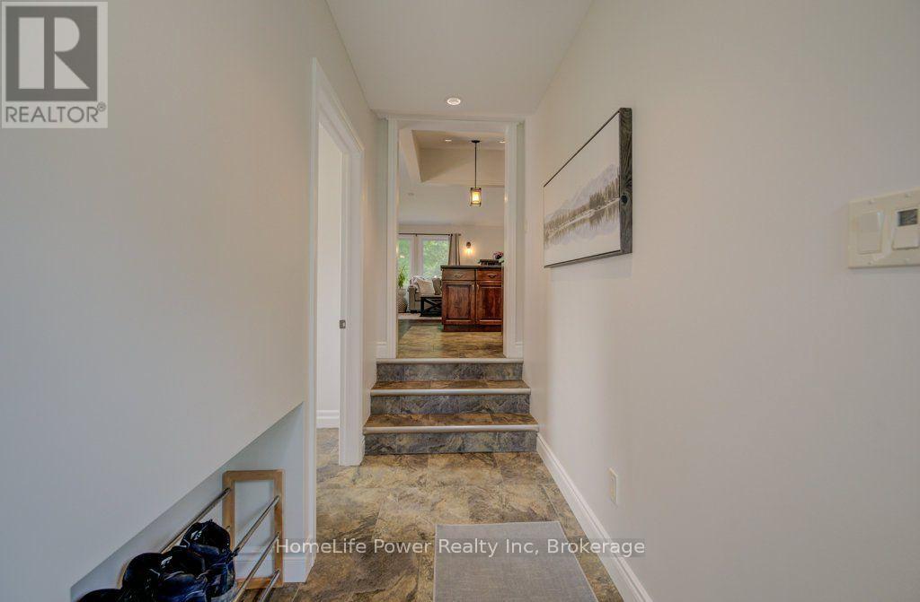 1077 QUEEN STREET - 24