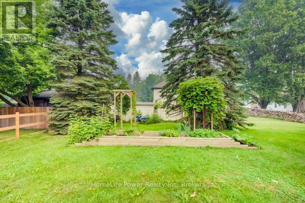 1077 QUEEN STREET - 27