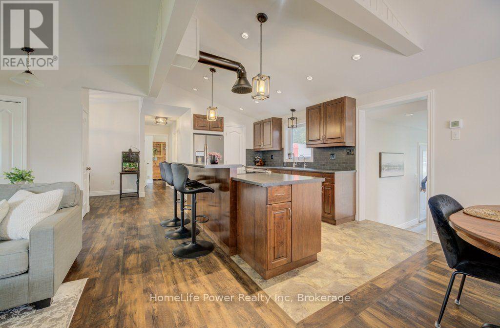 1077 QUEEN STREET - 6