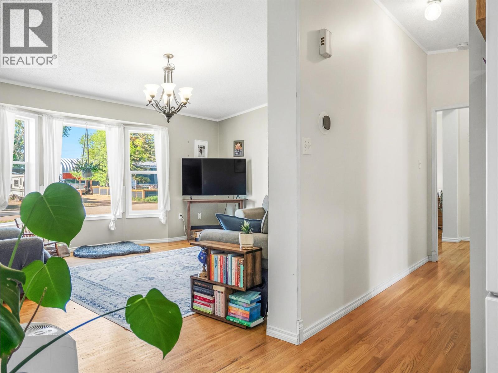 633 404 Avenue - Image 9