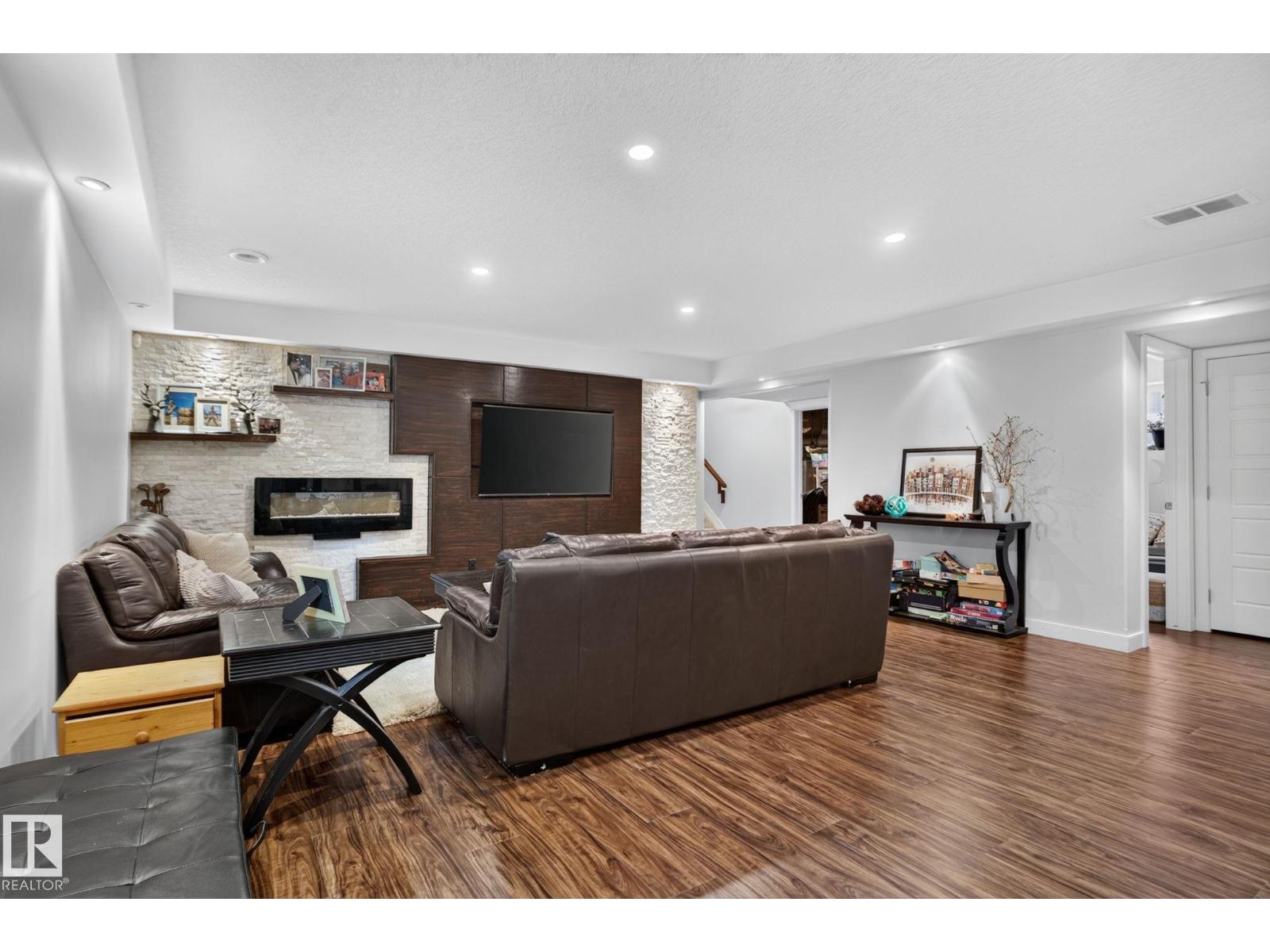 2327 FREZENBERG AV NW - Image 31