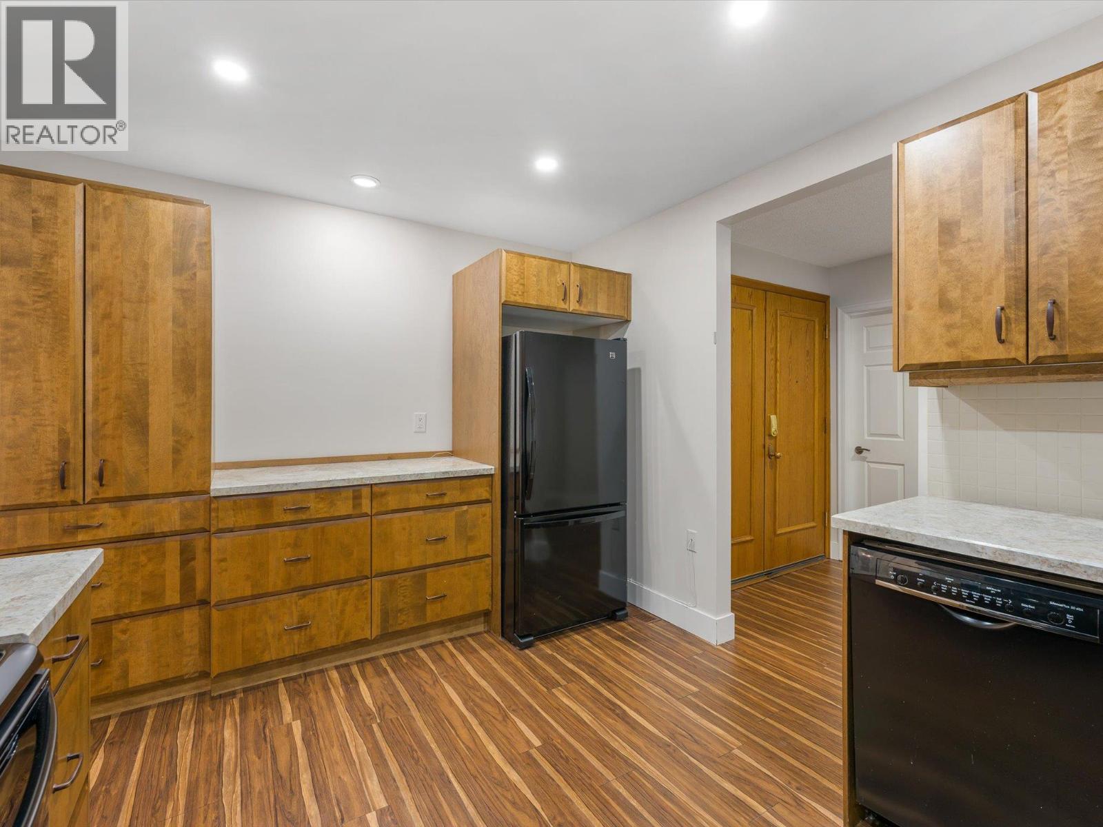 #106 539 Sutherland Avenue - 24
