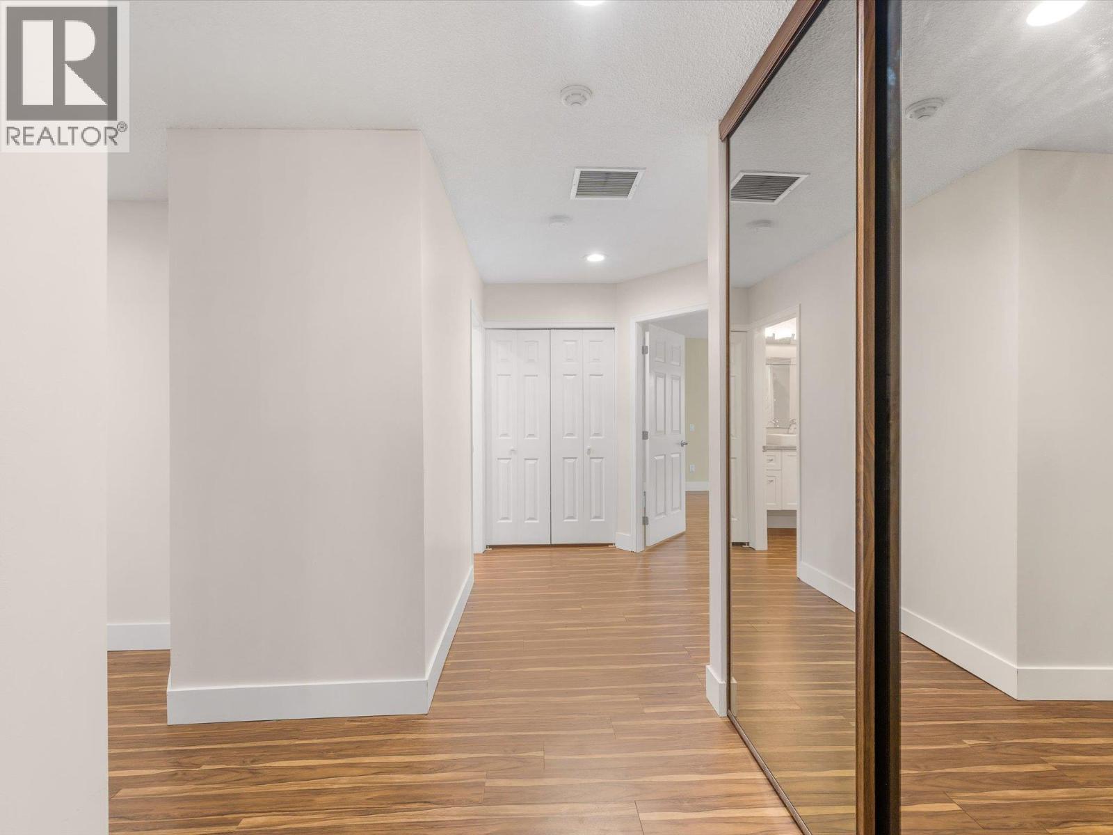 #106 539 Sutherland Avenue - 20
