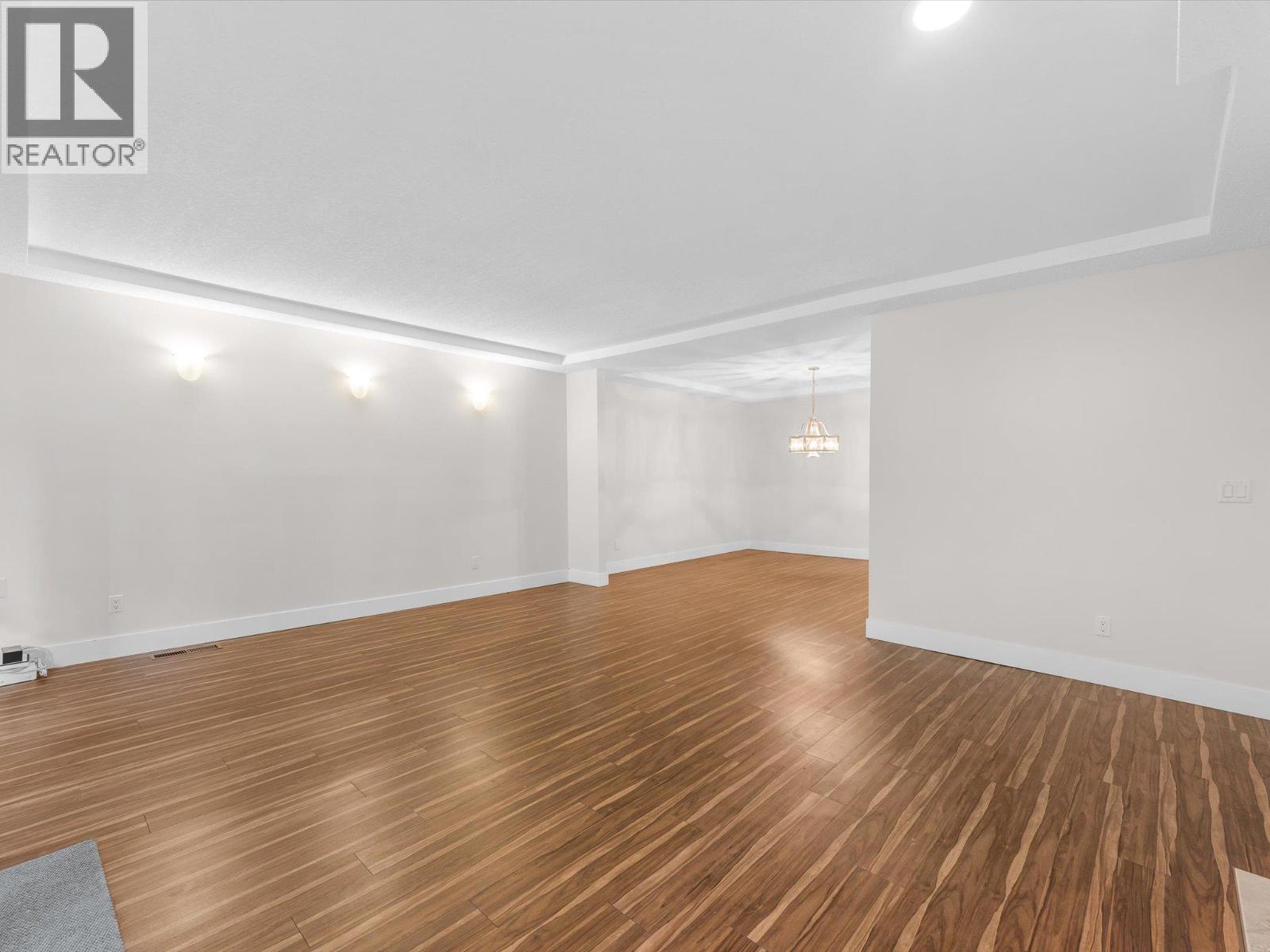 #106 539 Sutherland Avenue - 19