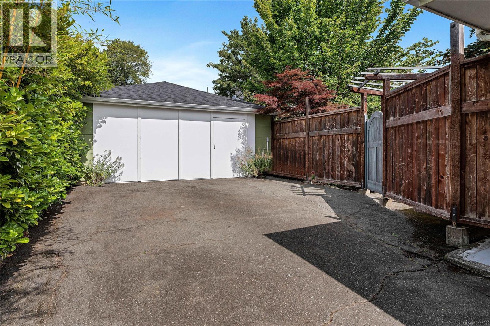 1554 Montgomery Ave - 73