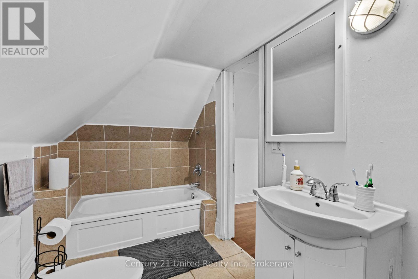 575 BETHUNE STREET - 24
