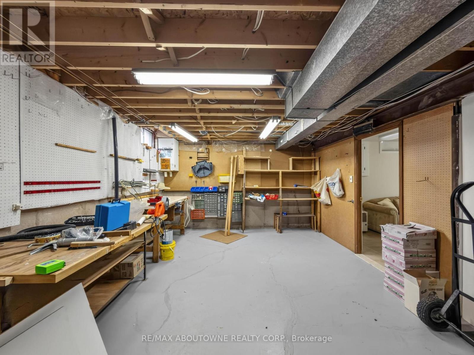 1018 UPPER SHERMAN AVENUE - 32