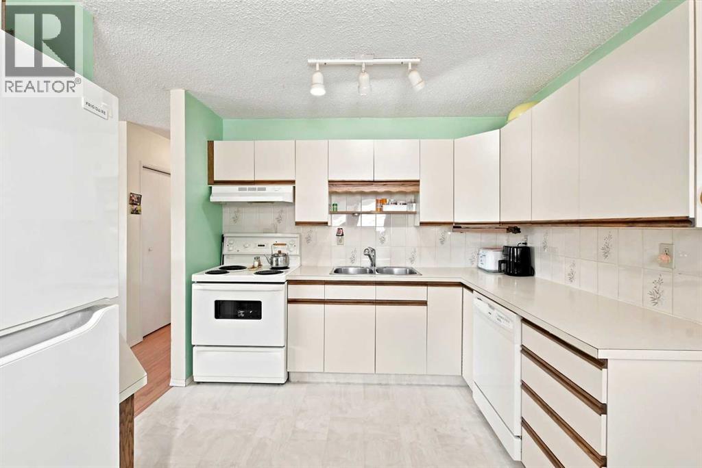 38 Meadowview Close, Sylvan Lake — photo 2