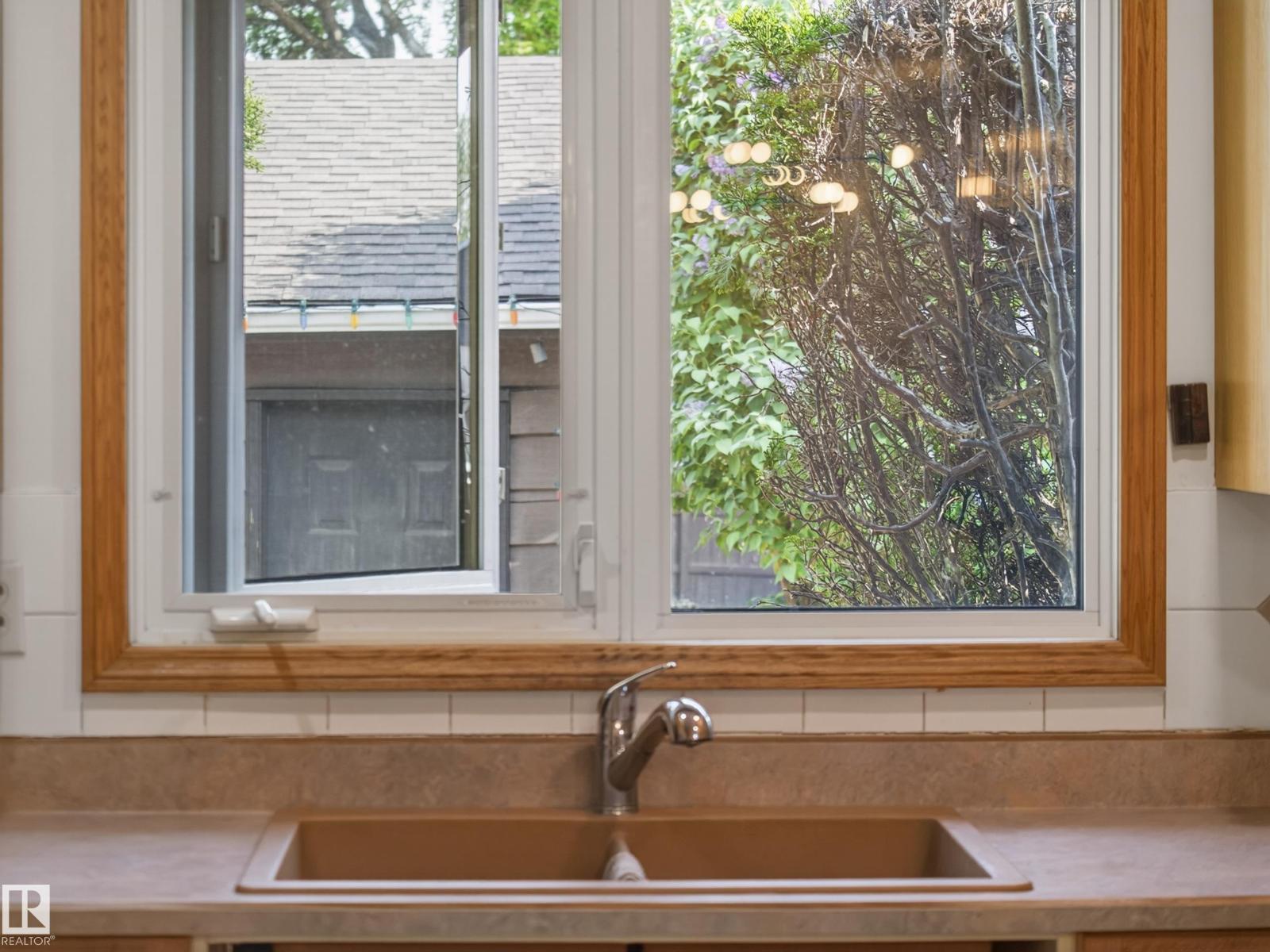 18416 90 AV NW - 13
