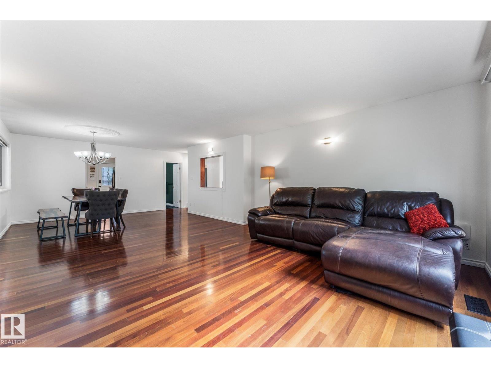 10810 54 AV NW - Image 7